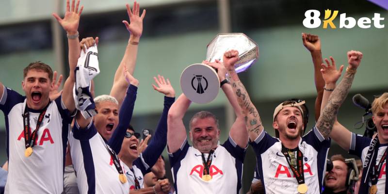 Postecoglou ăn mừng chức vô địch Europa League
